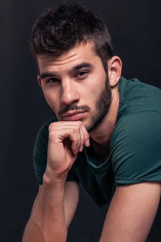 Fotografija muškarca u kratkom rukavu, neodgovarajuća za CV portret