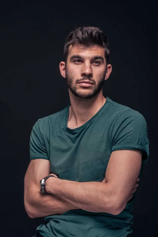 Fotografija muškarca u kratkom rukavu, neodgovarajuća za CV portret