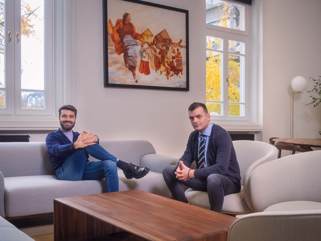 Na fotografiji su dva člana menadžmenta kompanije Inobacka, fotografisani u njihovim kancelarijama u Novom Sadu.  Prikazani su u prijatnom, modernom ambijentu, na bež kauču.  Atmosfera je profesionalna i opuštena.  Kvalitet fotografije je visok, a osvetljenje je prirodno i ugodno.  Fotografija je idealna za predstavljanje kompanije i njenog tima.