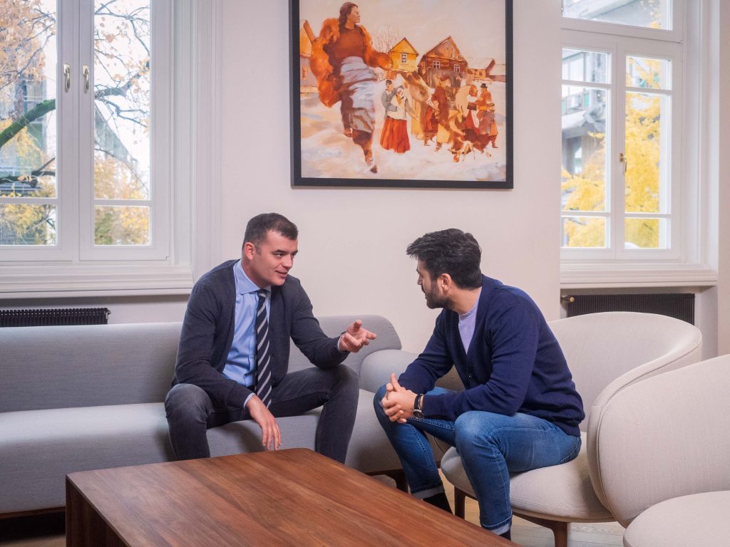 Profesionalno fotografisanje menadžmenta kompanije Inobacka u Novom Sadu.  Dva člana menadžmenta sede u kancelarijama, u opuštenoj atmosferi, razgovaraju.  Svetle, moderne kancelarije, sa prijatnim ambijentom, naglašavaju profesionalnost i opuštenost.  Fotografija je snimljena u studiju u Novom Sadu.
