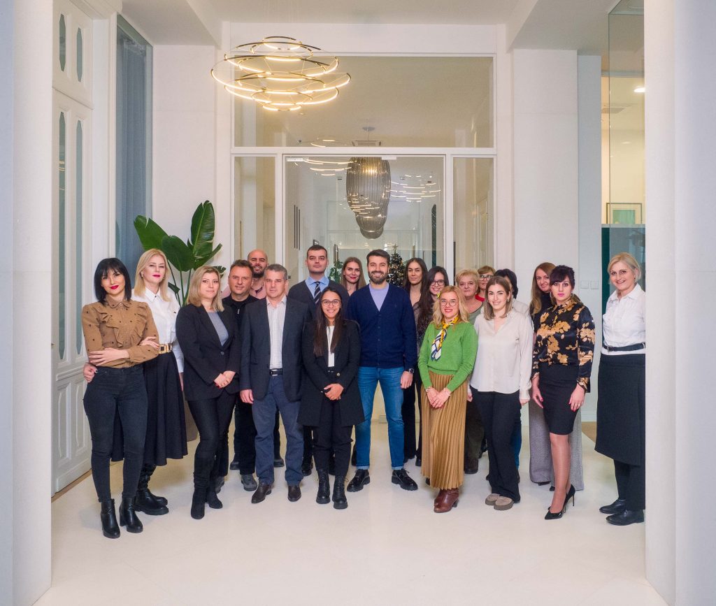Na fotografiji se vidi tim menadžmenta kompanije Inobacka, fotografisan u njihovim kancelarijama u Novom Sadu.  Grupa je obučena u poslovne odevne kombinacije, a prostor je moderan i svetao.  Fotografija je profesionalno osvetljena, što čini ljude i prostor jasno vidljivim.  Ovo je odličan primer korporativnog fotografisanja za promociju kompanije.
