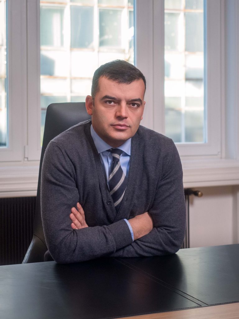 Profesionalno fotografisanje menadžmenta kompanije Inobacka u Novom Sadu, 2024. godine.  Na fotografiji je muškarac u poslovnom odelu, sedeći za stolom u kancelariji.  Izraz lica je ozbiljan i poslovno orijentisan.  Slika je snimljena u modernom, profesionalnom ambijentu kancelarije.  Ovo je primer korporativnog fotografisanja koje ističe profesionalnost i ozbiljnost kompanije.