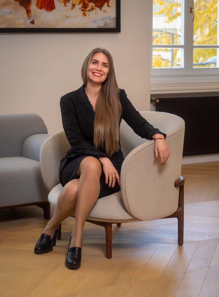 Profesionalno fotografisanje menadžmenta kompanije Inobacka u njihovim kancelarijama u Novom Sadu 2024.  Žena u elegantnom crnom kostimu sedi u modernom bež fotelji.  Svetle kancelarije, drveni pod u obliku dijamantskog ornamenta, i prijatna ambijentalna svetlost.  Fotografije su savršene za predstavljanje kompanije i njenog tima.  Ovo je samo deo mojih usluga korporativnog fotografisanja u Novom Sadu.  Kontaktirajte me za više informacija.