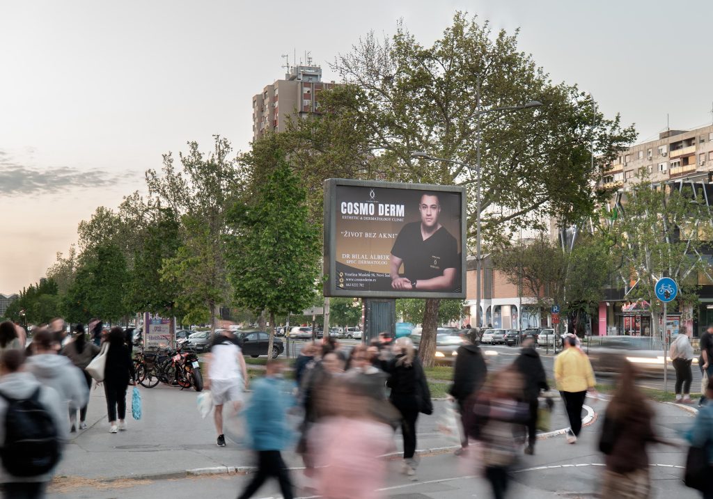 Fotografija: Bilbord sa poslovnim portretom dr Bilala Albeika, delo Milana Stojanovića, profesionalnog fotografa, na Bulevaru Oslobodjenja, Novi Sad.